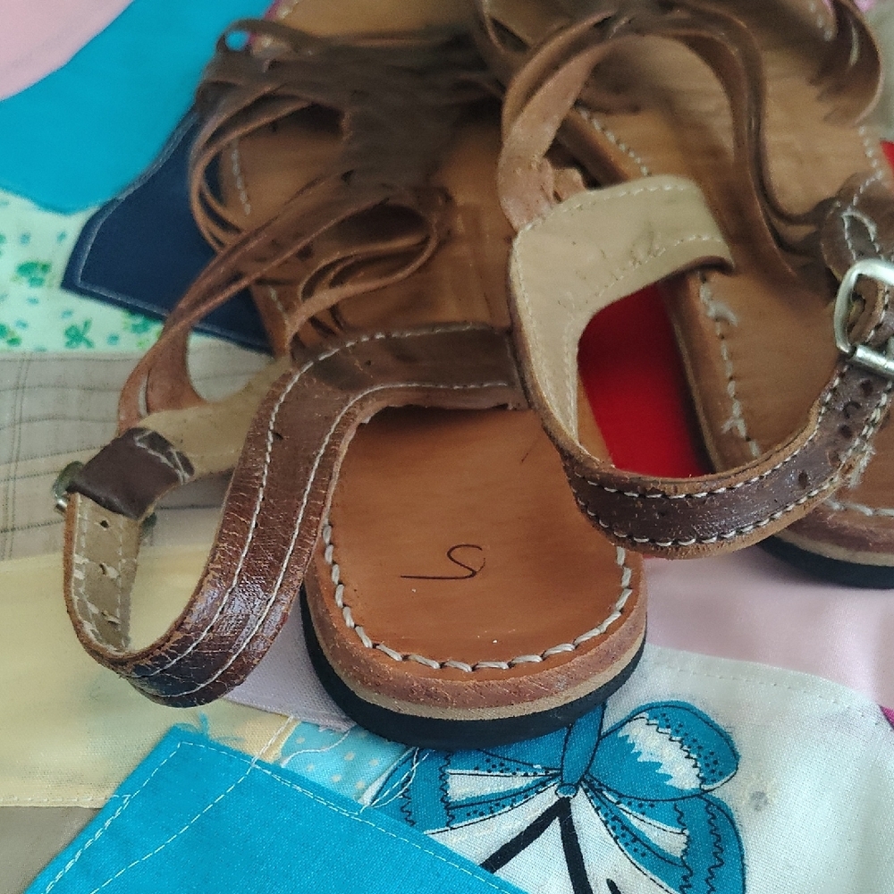 Elegant Brown Woven Sandals - Picture 8 of 8